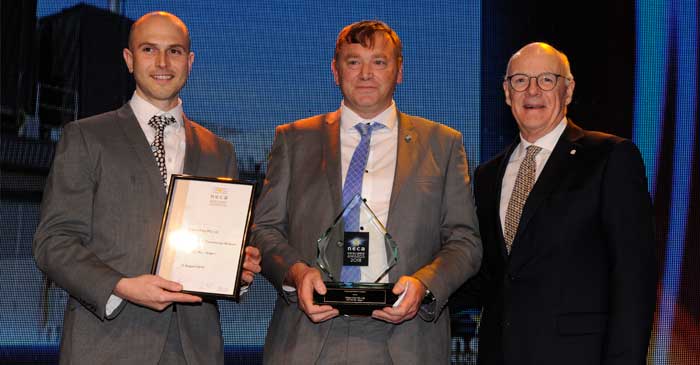 Bill Rice, Nilsen VIC Construction Manager (Centre) accepting the award for NEXTDC M2 Stage 1